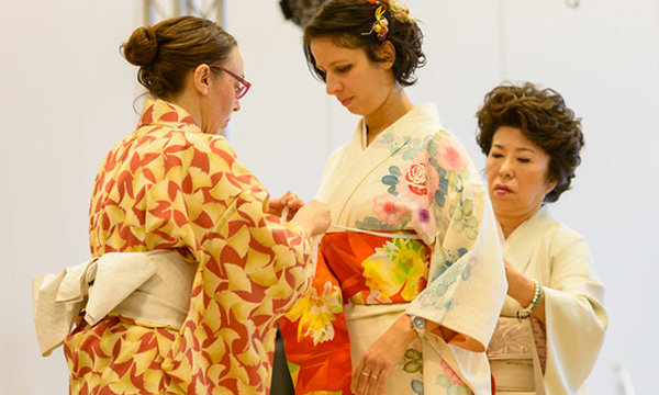 La vestizione del kimono al Museo di Antropologia.