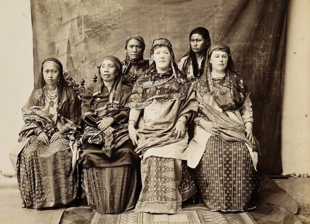 La Rani bianca nei costumi tradizionali, fotografia tratta dall’album di Margaret Brooke (inedito) 1897,  Museo di Storia Naturale di Firenze,  collezione di Botanica