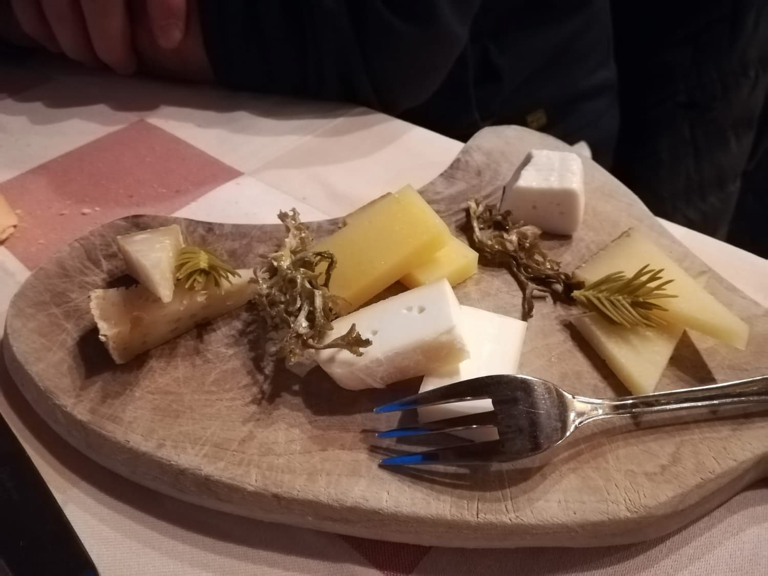 Degustazione di formaggi con Cetraria islandica L., foto di Renato Benesperi